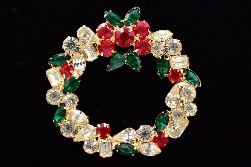 Vintage Crystal Wreath Pin Brooch Christmas Holiday Glam Gold 1980s 80s BinBP
